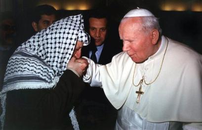 yasser-arafat-kisses-pope-john-paul.jpg